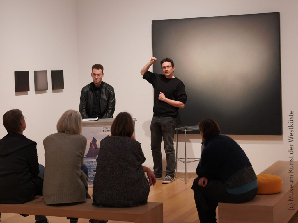 Jan-Christian Petersen liest auf der Alkersumer Museumsnacht im Museum Kunst der Westküste auf Föhr.