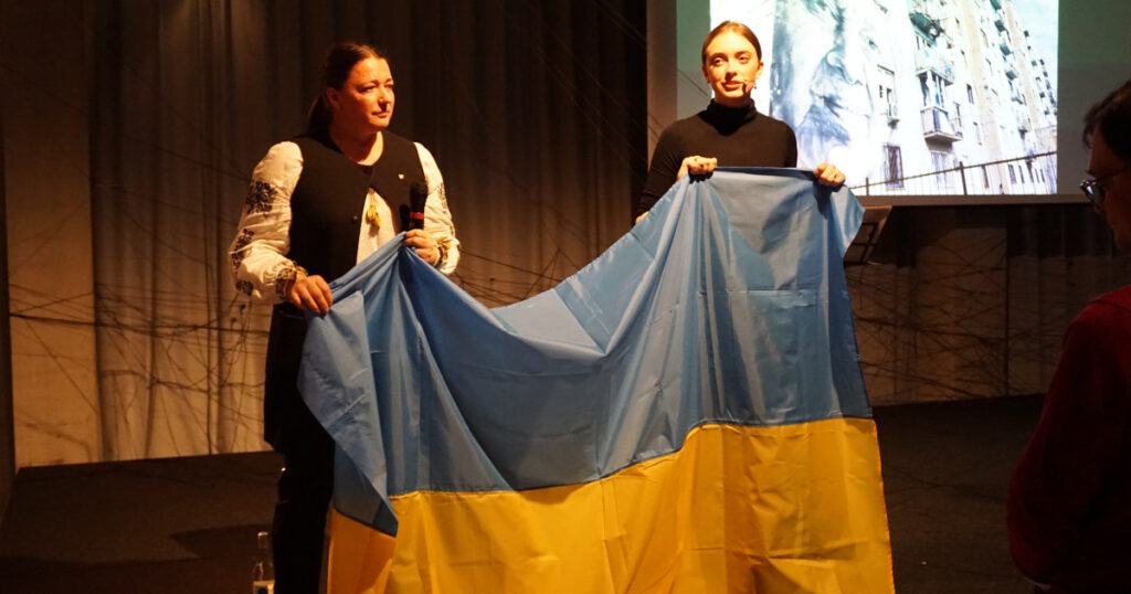 Performance im Haus der Heinrich-Böll-Stiftung. Ukraine-Krieg. Ein Jahr Krieg.