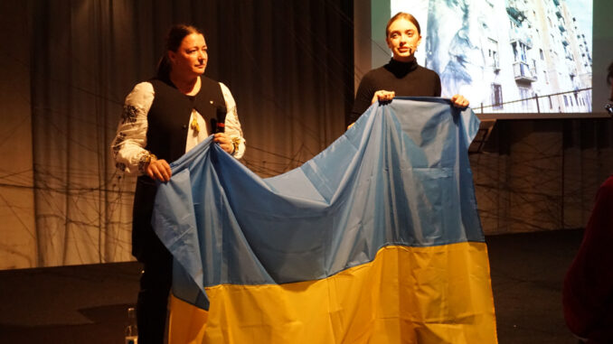 Performance im Haus der Heinrich-Böll-Stiftung. Ukraine-Krieg. Ein Jahr Krieg.