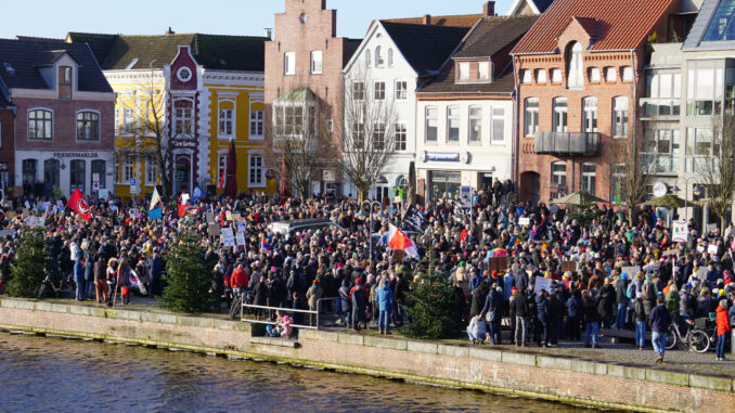 Demonstration für Demokratie in Husum am Holocaustgedenktag, 27.1.2024