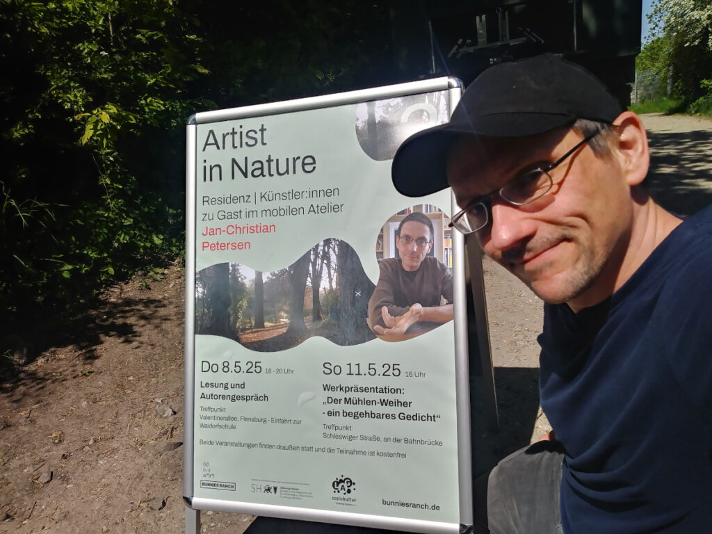 Artist in Nature, Jan-Christian Petersen, Flensburg, begehbares Gedicht Der Mühlenweiher, Gedenktag 8. Mai