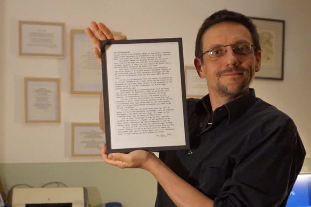 Jan-Christian petersen mit der erstan geglückten Abschrift von "Der Mühlenweiher".